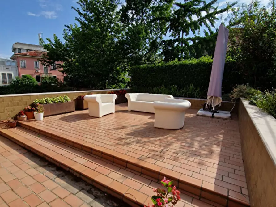 Immagine 2 di Villa in vendita  in Piazzale Lionello Caffaratti 11 a Rovigo