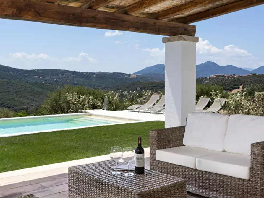 Immagine 2 di Villa in vendita  a Olbia
