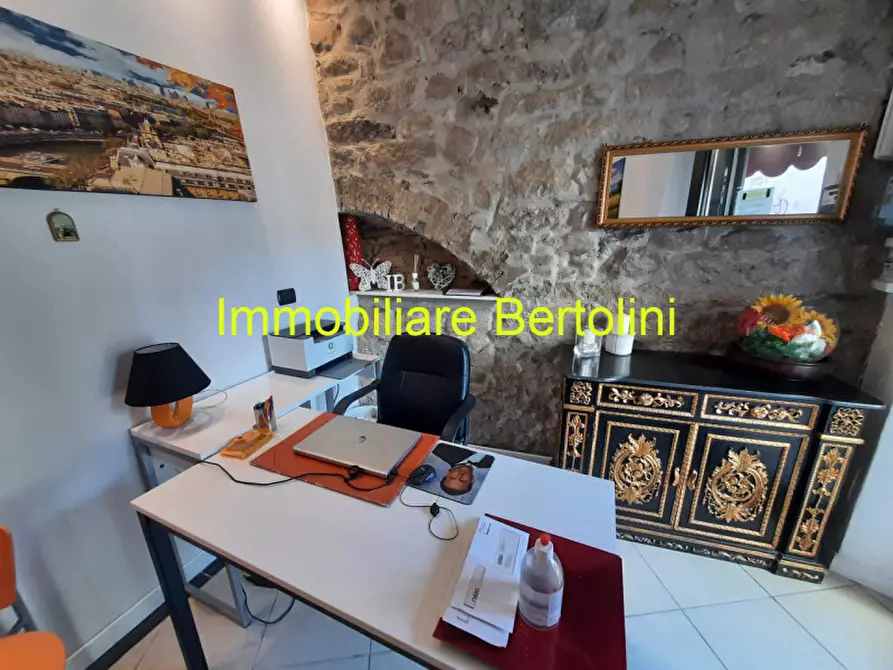 Immagine 2 di Negozio in affitto  in PIAZZA MUCCIOLI a San Remo