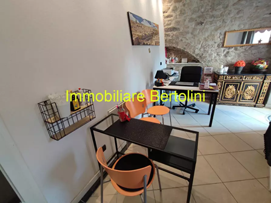Immagine 3 di Negozio in affitto  in PIAZZA MUCCIOLI a San Remo