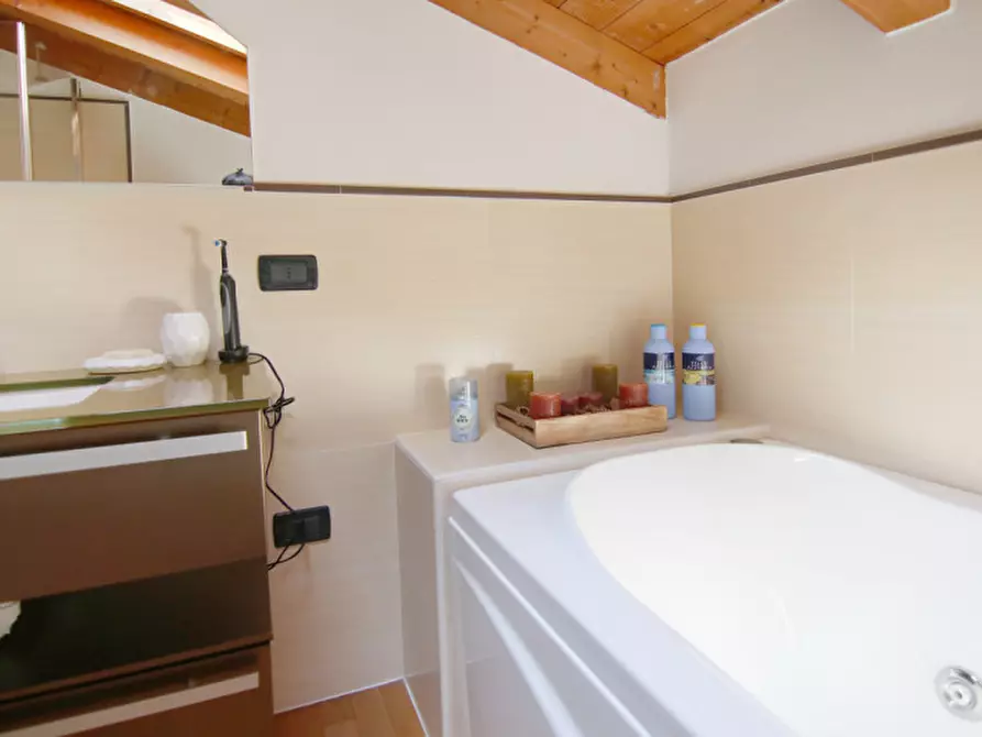 Immagine 18 di Villa in affitto  in Via Postale Vecchia a Pescantina