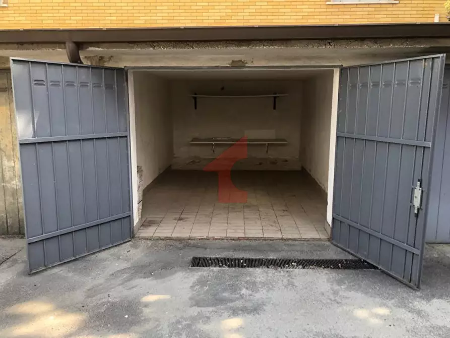 Immagine 5 di Garage in vendita  in via xxiv maggio a Parma