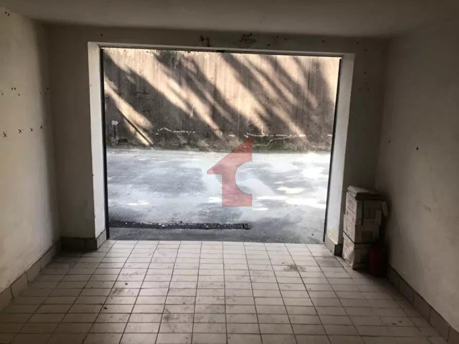 Immagine 8 di Garage in vendita  in via xxiv maggio a Parma