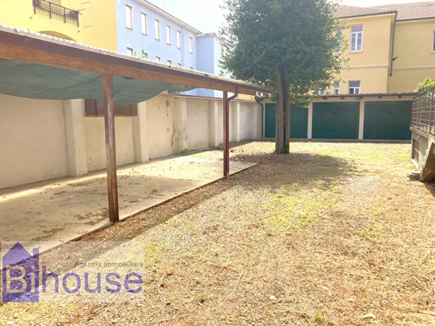 Immagine 2 di Garage in vendita  a Biella