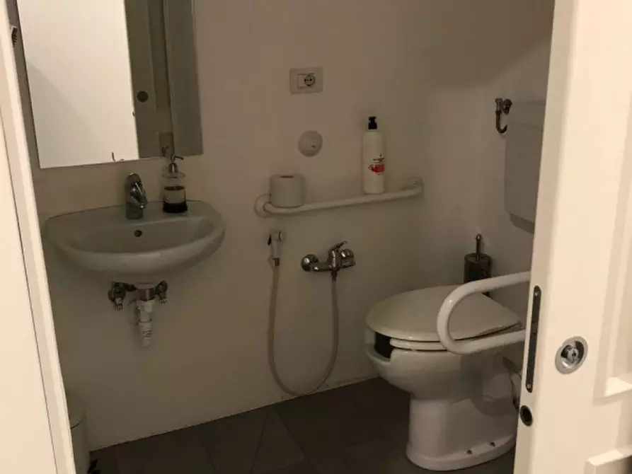 Immagine 14 di Negozio in affitto  in VIA MELEGNANO a Firenze