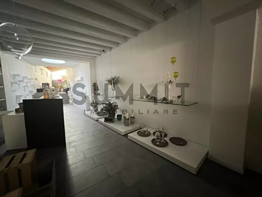 Immagine 11 di Negozio in affitto  in Schio a Schio