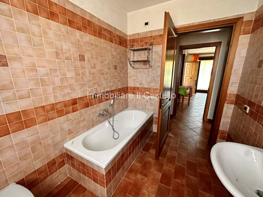 Immagine 7 di Casa indipendente in vendita  a Castiglione Del Lago