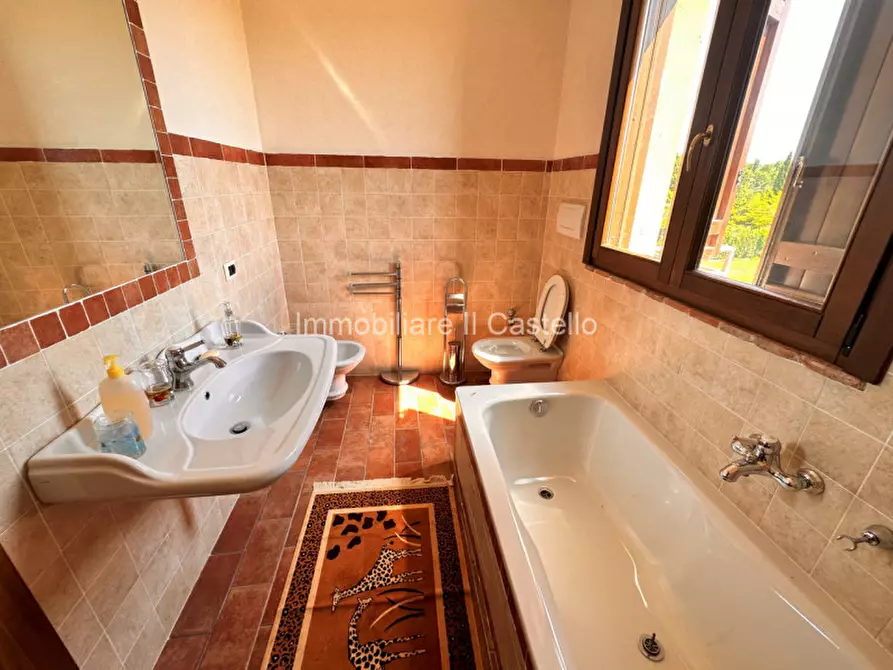 Immagine 29 di Casa indipendente in vendita  a Castiglione Del Lago