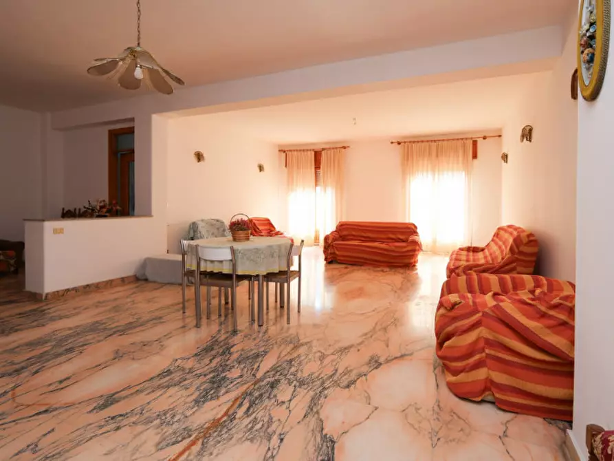 Immagine 5 di Appartamento in vendita  in Via Giacomo Leopardi n.01 a Palagonia