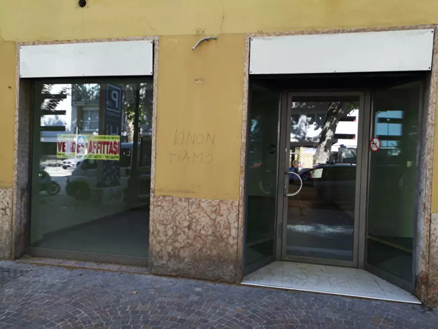 Immagine 1 di Negozio in affitto  in via A. Manzoni a Trento