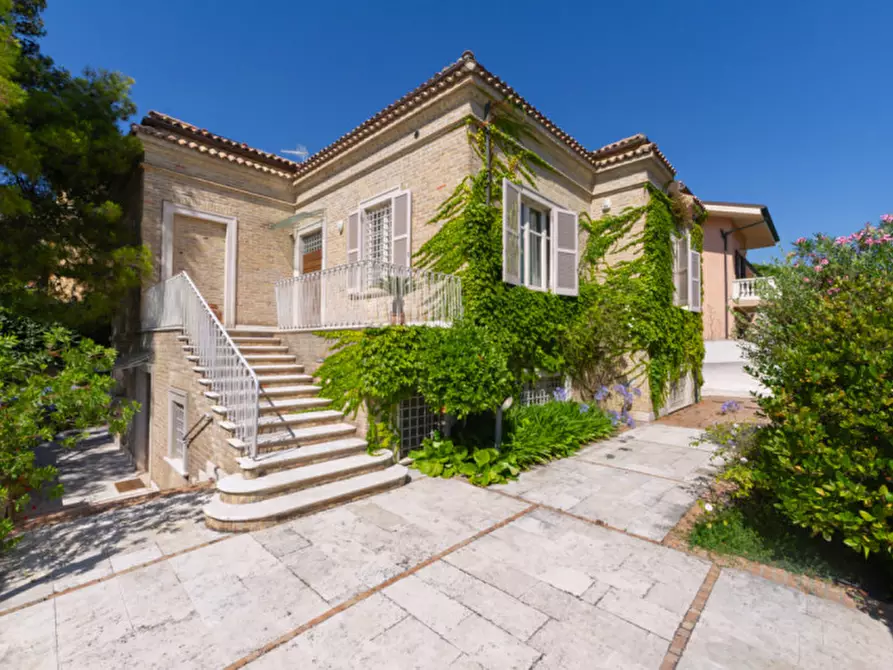 Immagine 1 di Villa in vendita  in viale primo vere a Pescara
