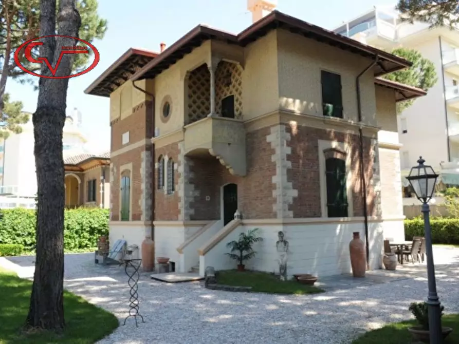 Immagine 1 di Villa in vendita  a San Giovanni Valdarno