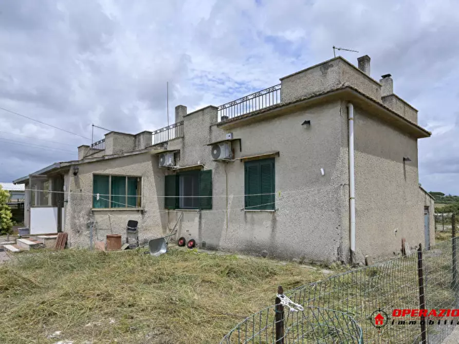 Immagine 1 di Villa in vendita  in via eugenio danese a Roma