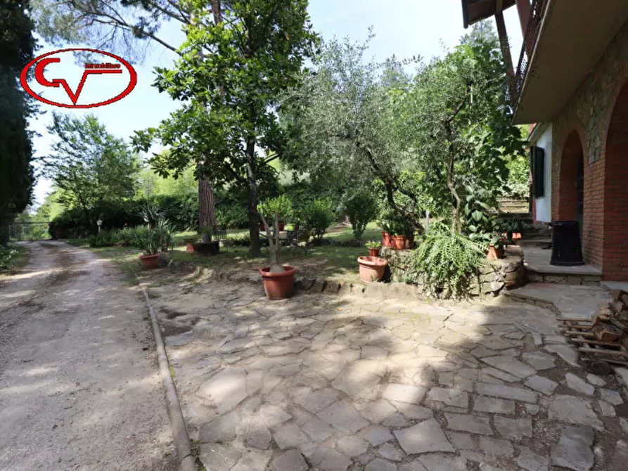 Immagine 2 di Villa in vendita  a Montevarchi