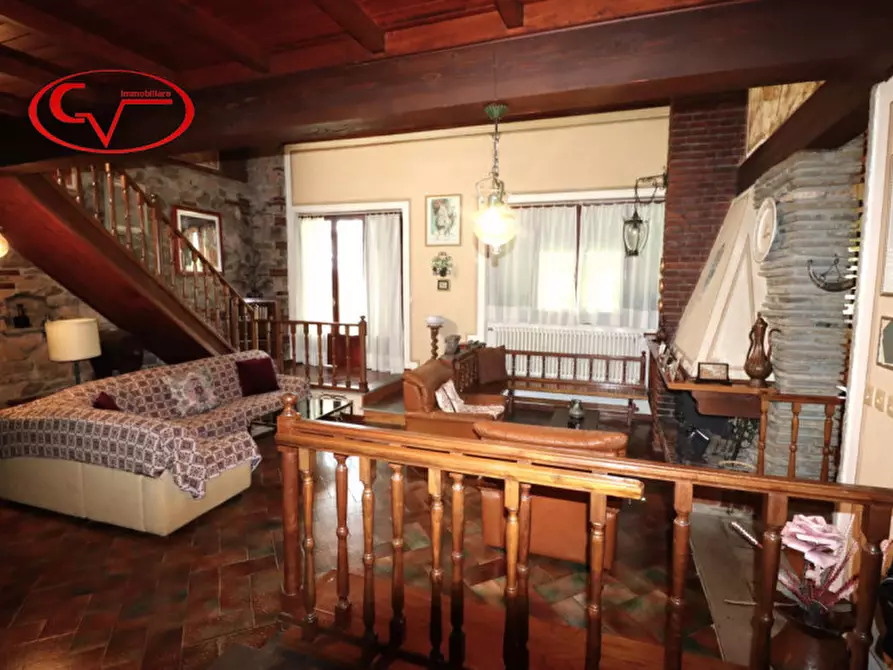 Immagine 21 di Villa in vendita  a Montevarchi