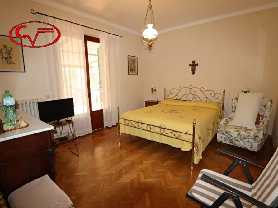 Immagine 31 di Villa in vendita  a Montevarchi