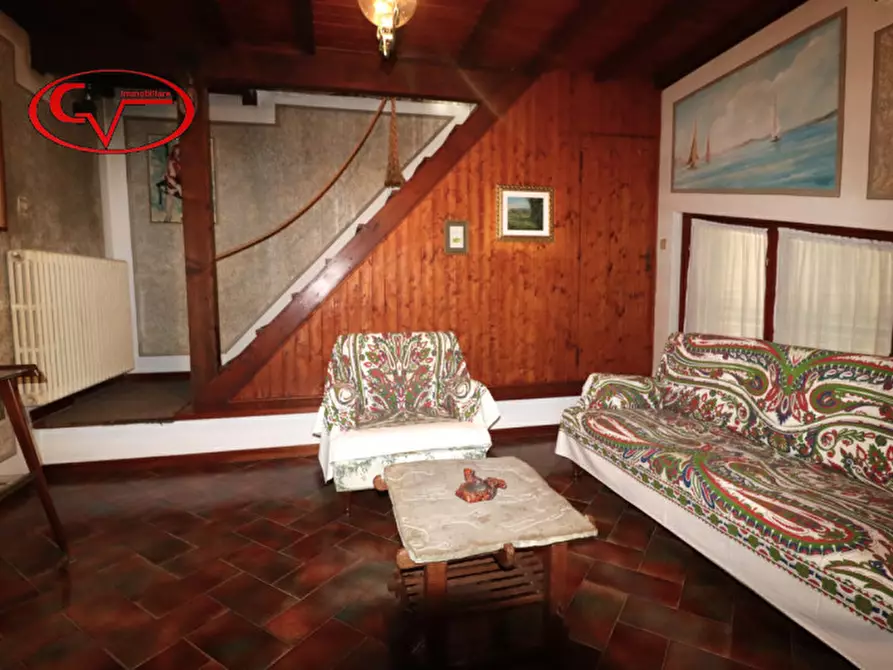 Immagine 41 di Villa in vendita  a Montevarchi