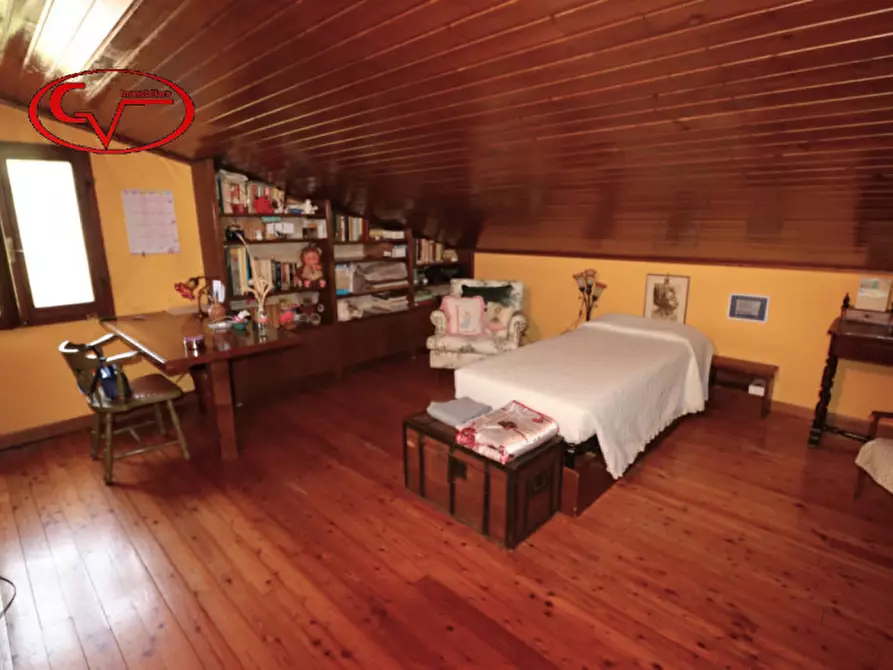 Immagine 43 di Villa in vendita  a Montevarchi