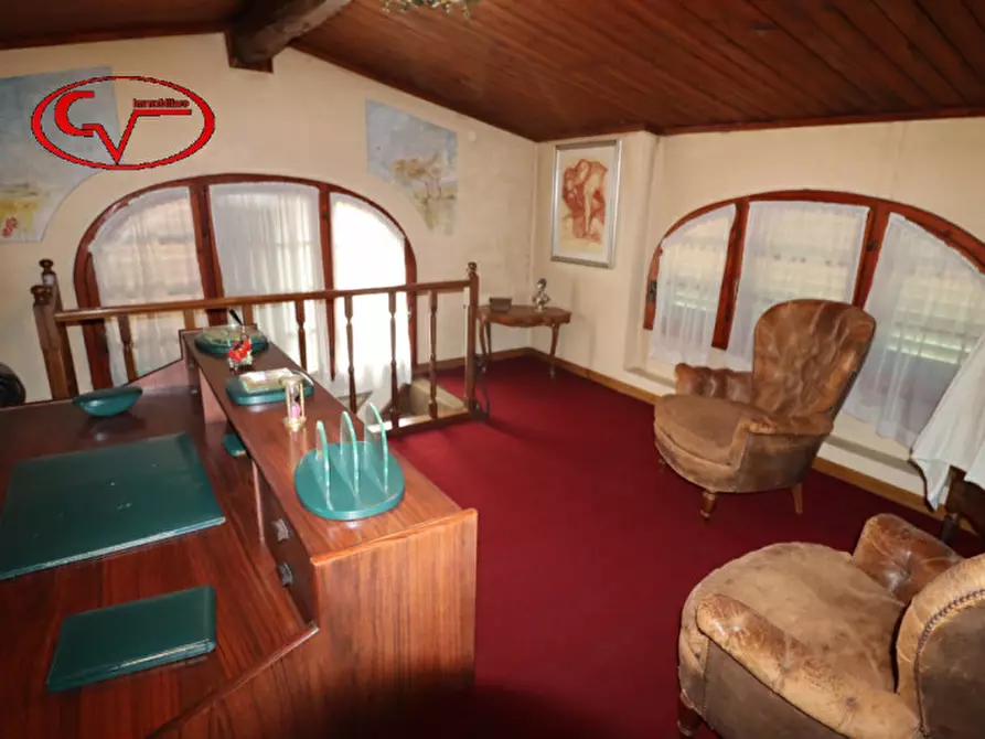 Immagine 46 di Villa in vendita  a Montevarchi