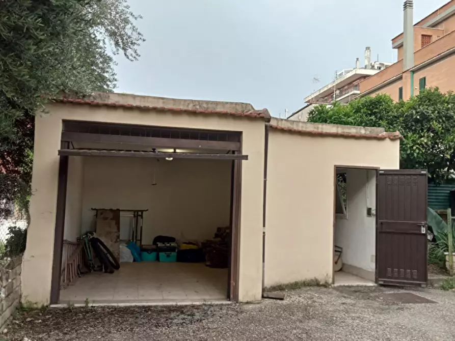 Immagine 1 di Garage in vendita  in via portuense a Roma