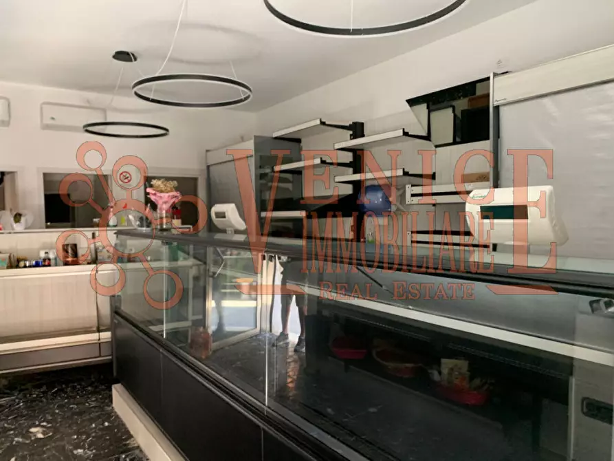 Immagine 3 di Attività commerciale in vendita  a Venezia