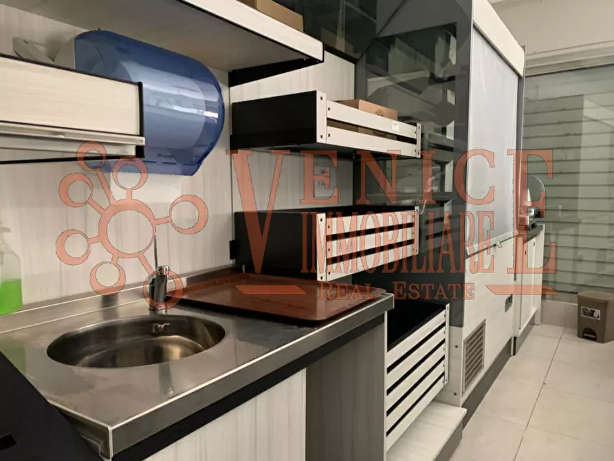Immagine 3 di Attività commerciale in vendita  a Venezia