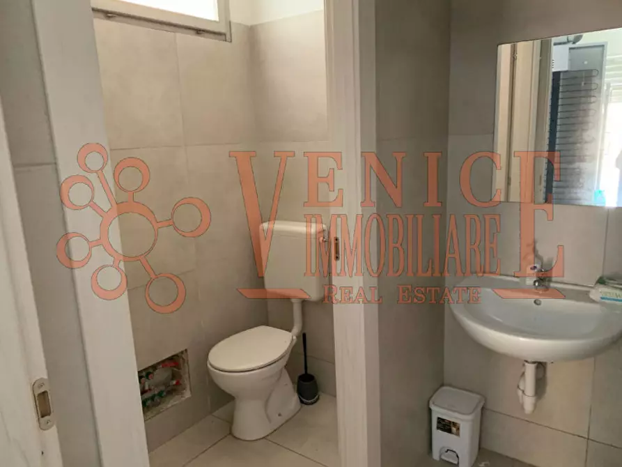 Immagine 5 di Attività commerciale in vendita  a Venezia