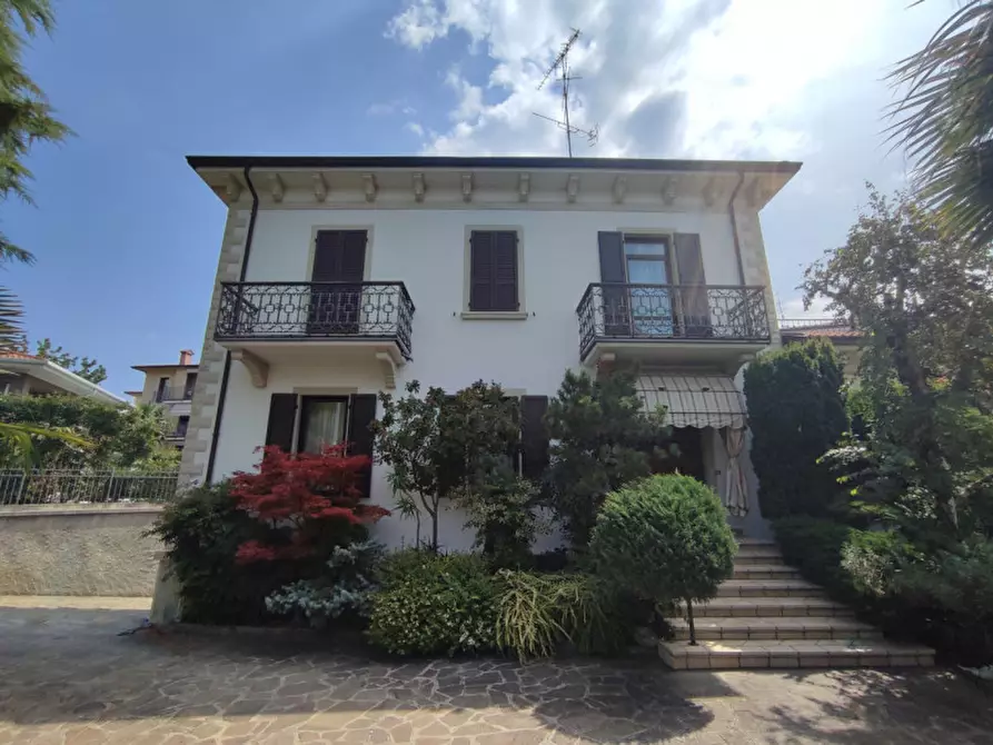 Immagine 1 di Villa in vendita  in via marconi a Desenzano Del Garda