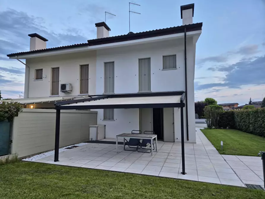 Immagine 1 di Casa bifamiliare in vendita  a Castelfranco Veneto