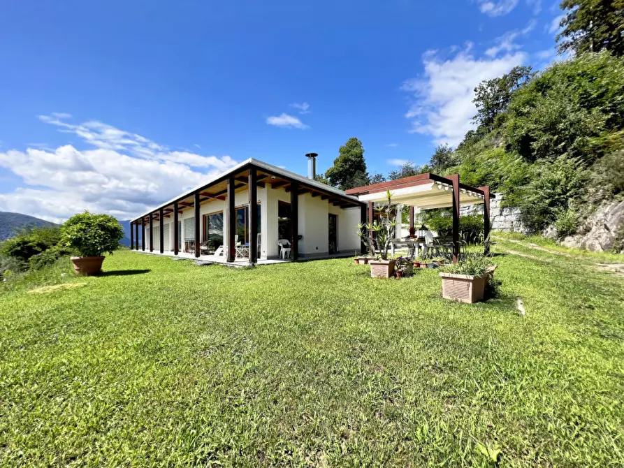 Immagine 1 di Villa in vendita  in via corsica 83 a Verbania