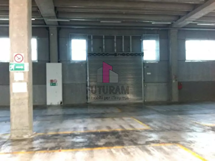 Immagine 2 di Capannone industriale in affitto  a Marcon