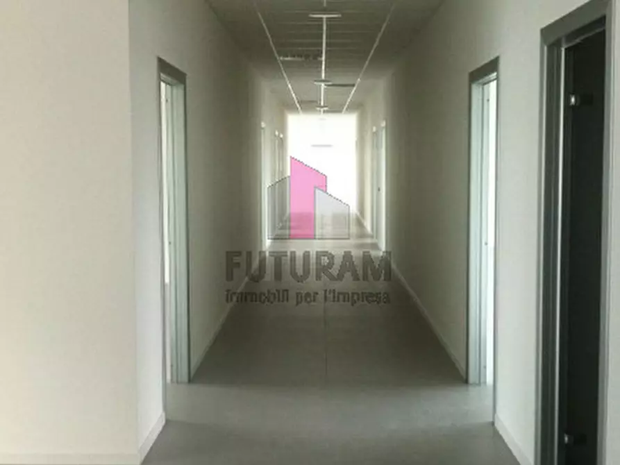 Immagine 3 di Capannone industriale in affitto  a Marcon