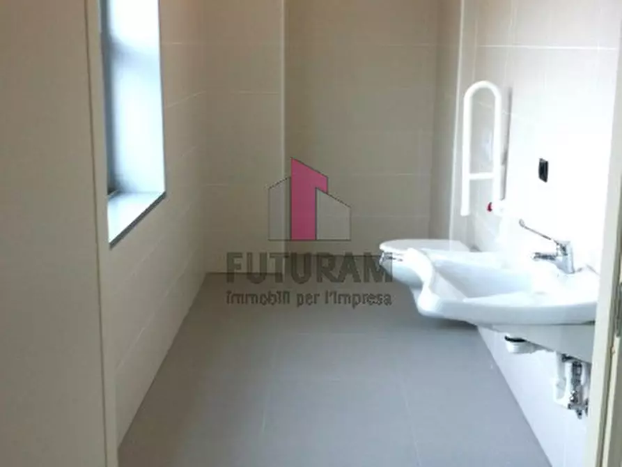 Immagine 4 di Capannone industriale in affitto  a Marcon