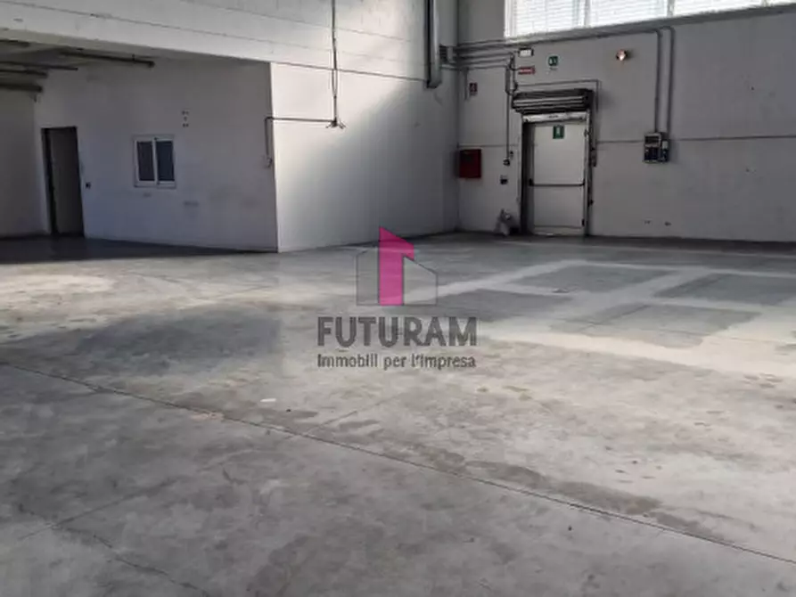 Immagine 6 di Capannone industriale in affitto  a Marcon
