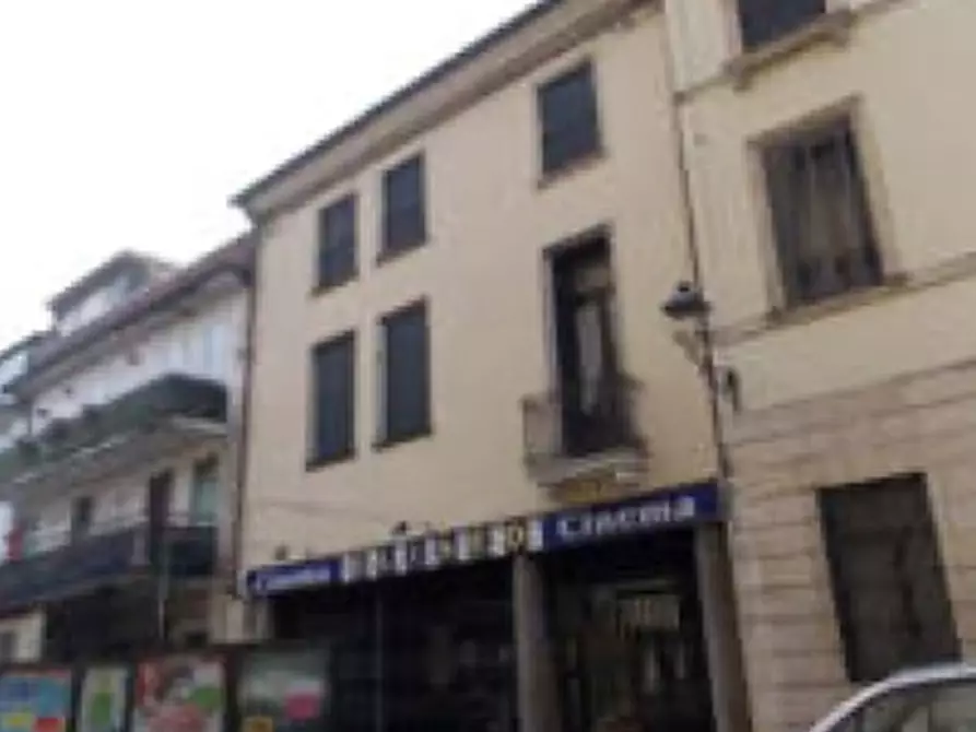 Immagine 1 di Palazzo in vendita  in VIA TRIESTE 8-10 a Lonigo