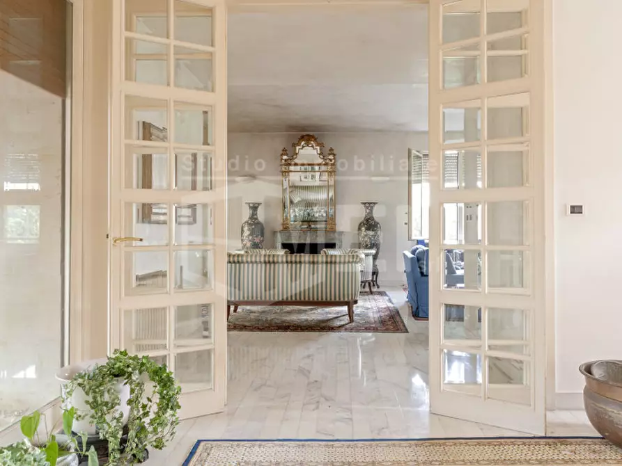 Immagine 3 di Villa in vendita  in Viale di antignano a Livorno