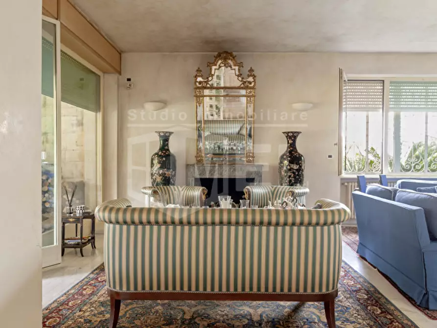 Immagine 5 di Villa in vendita  in Viale di antignano a Livorno