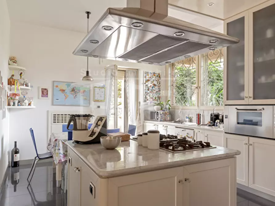 Immagine 15 di Villa in vendita  in Viale di antignano a Livorno