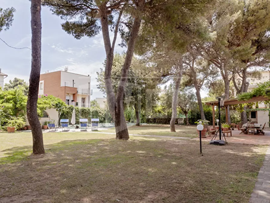 Immagine 39 di Villa in vendita  in Viale di antignano a Livorno