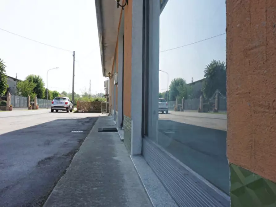 Immagine 13 di Laboratorio in affitto  in Via Serraglio Barbù 18 a Sissa Trecasali