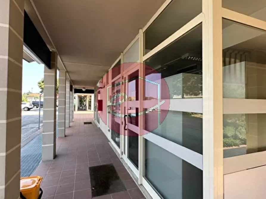 Immagine 9 di Negozio in vendita  a Savignano Sul Rubicone