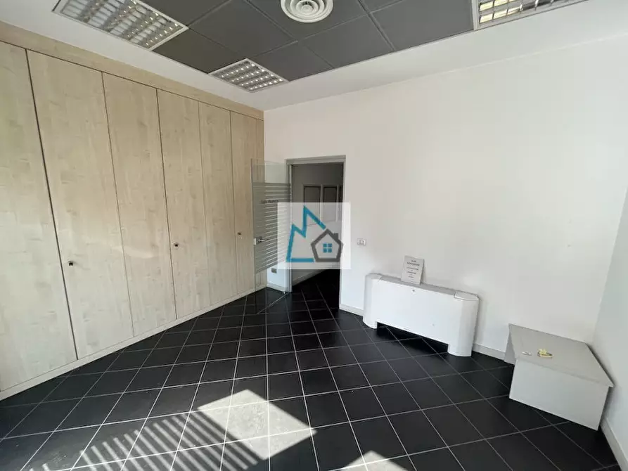 Immagine 12 di Ufficio in vendita  in Via 3 Novembre a Tione Di Trento