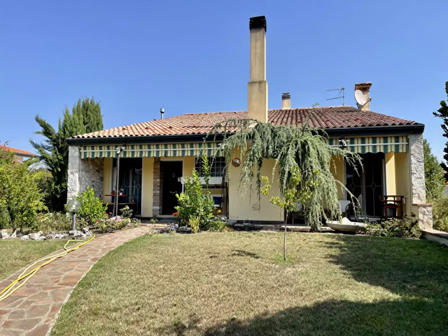 Immagine 1 di Casa indipendente in vendita  in via 4 novembre solesino a Solesino