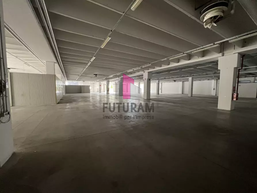 Immagine 15 di Capannone industriale in affitto  a Chiuppano