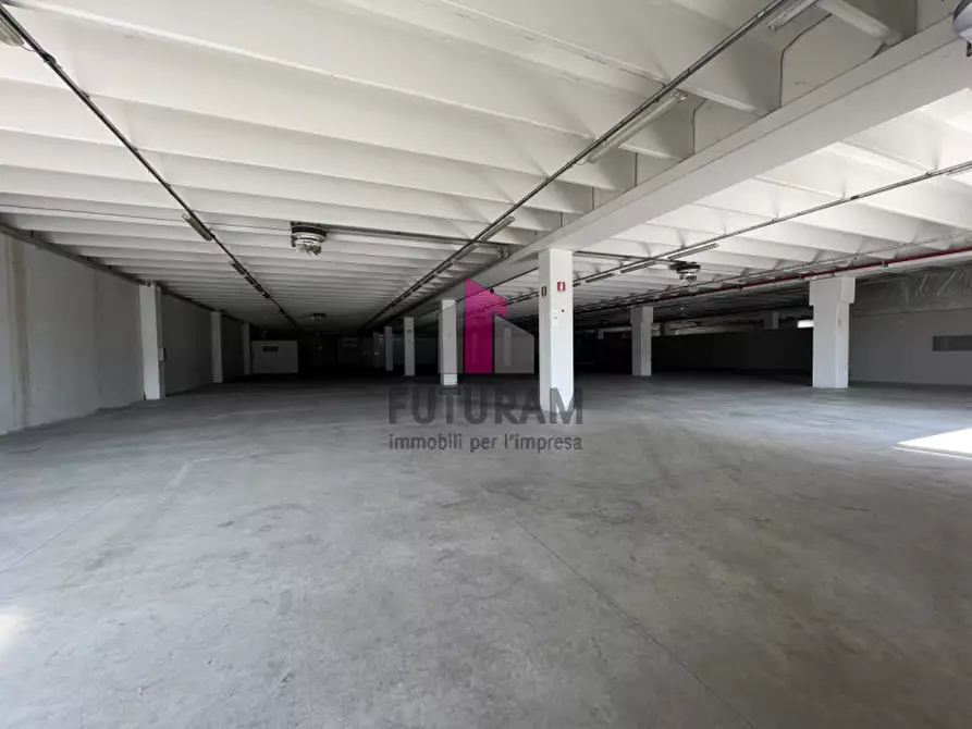 Immagine 17 di Capannone industriale in affitto  a Chiuppano