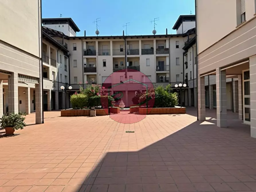 Immagine 5 di Negozio in vendita  a Savignano Sul Rubicone