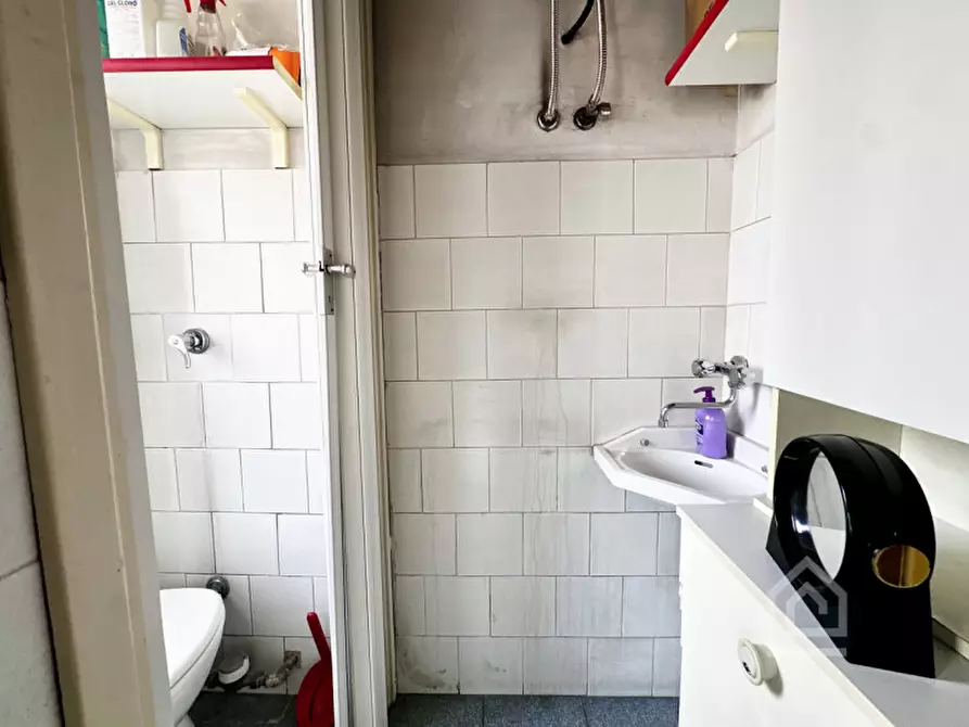 Immagine 21 di Negozio in vendita  in Via Damiano Chiesa 13 a Torino