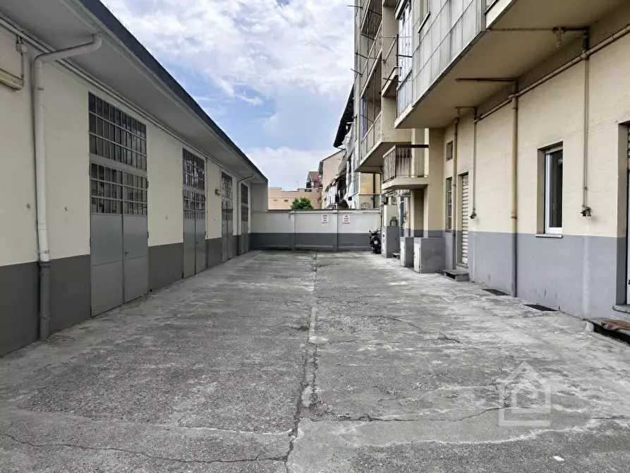 Immagine 24 di Negozio in vendita  in Via Damiano Chiesa 13 a Torino