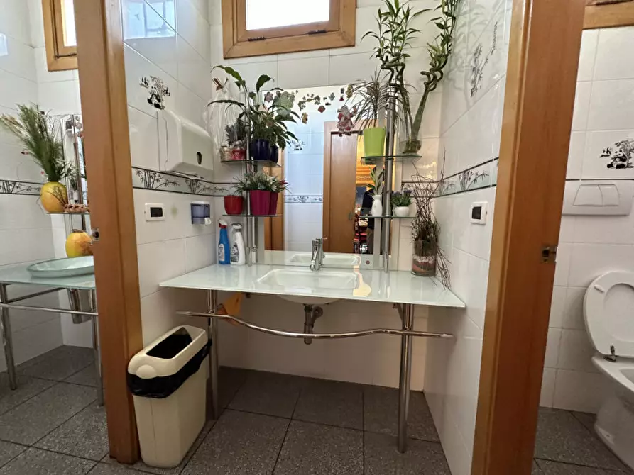 Immagine 18 di Negozio in vendita  a Senigallia