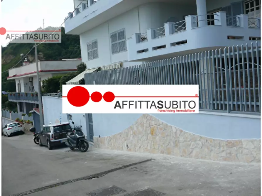 Immagine 1 di Villa in affitto  in via Camaldolilli 141 a Napoli